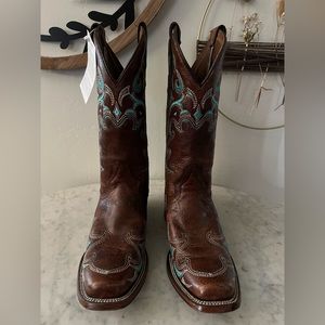 CIRCLE G Women Boots Chestnut Brown  Cowhide and Turquoise Stitching Size 8.5.